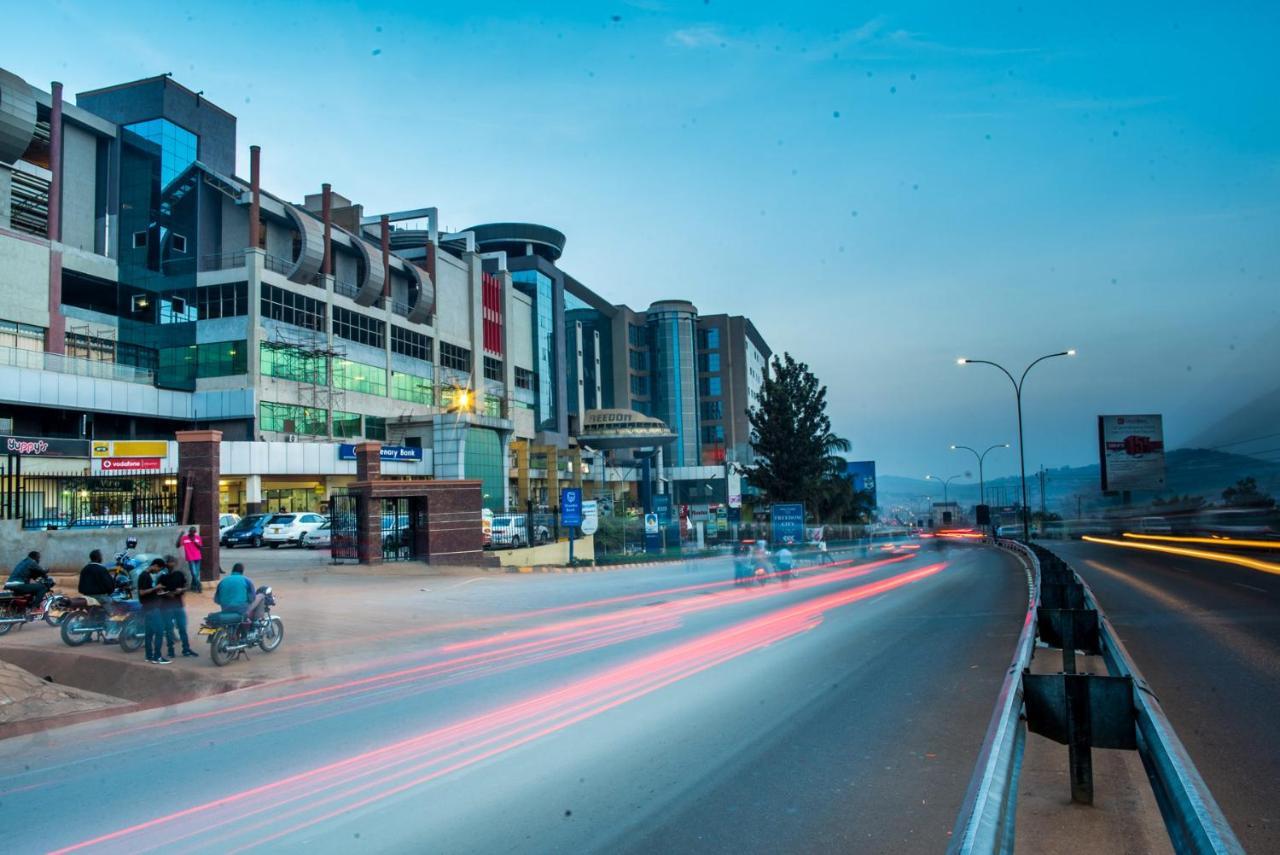 Freedom City Hotel Kampala Buitenkant foto